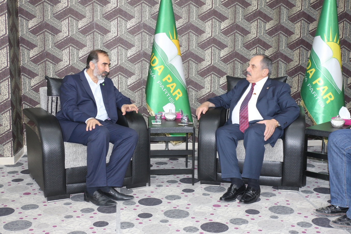 Salim Ensarioğlu’ndan HÜDA PAR’a ziyaret Salim Ensarioğlu’ndan HÜDA PAR’a ziyaret